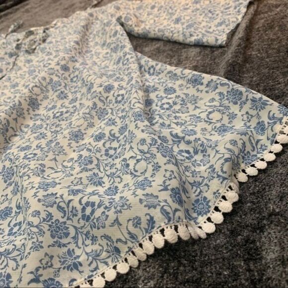 Francesca’s Peek-a-boo Shoulder Floral Blouse - Picture 4 of 9